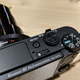 Imagen para el artículo titulado Esta diminuta cámara Sony con óptica 24-720mm te convertirá en el paparazzi que siempre quisiste ser